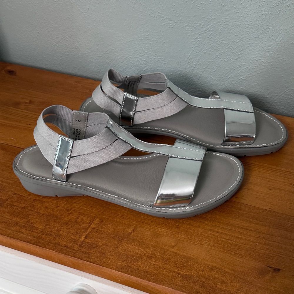 Women’s MUNRO silver leather flat sandals Size 7 - Picture 2 of 8
